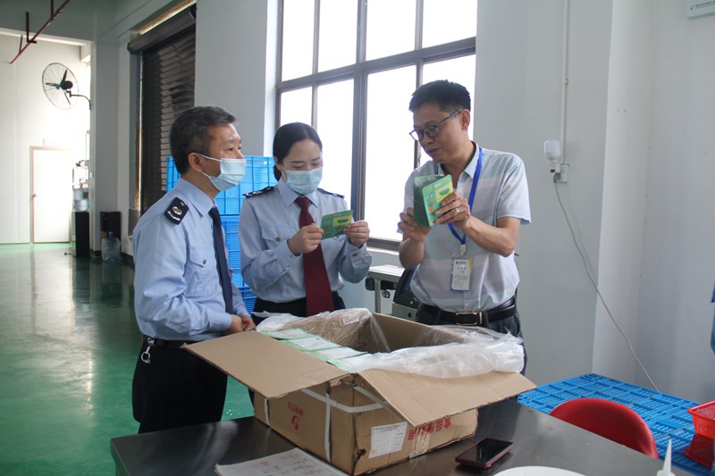 稅務干部為中藥材企業提供稅費政策咨服務。