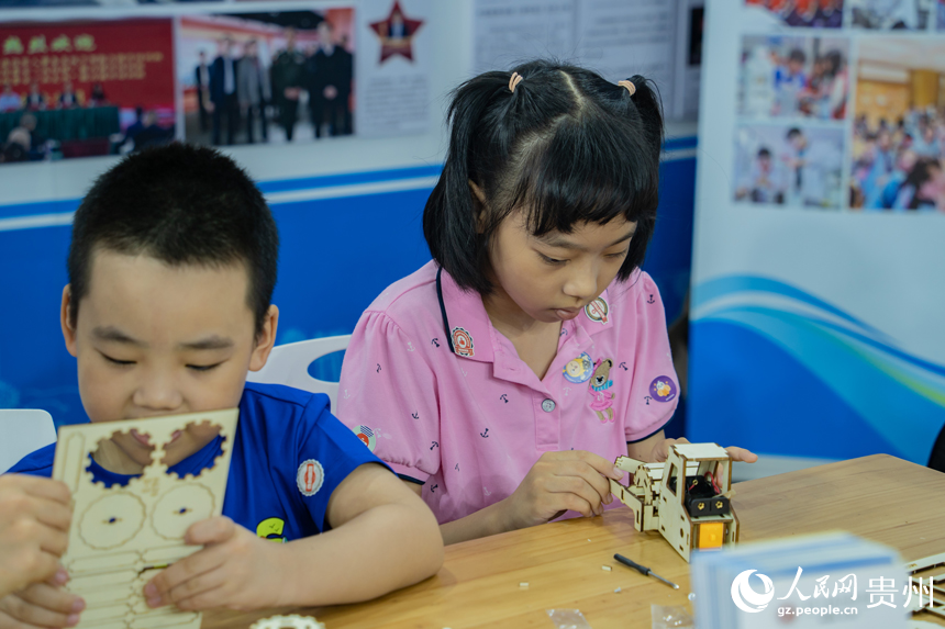 小朋友在2024數博會現場體驗模型制作。人民網 陽茜攝