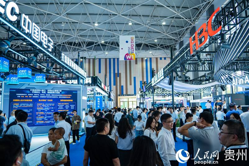 3、2024數博會共吸引400余家展商參展。人民網 陽茜攝.jpg