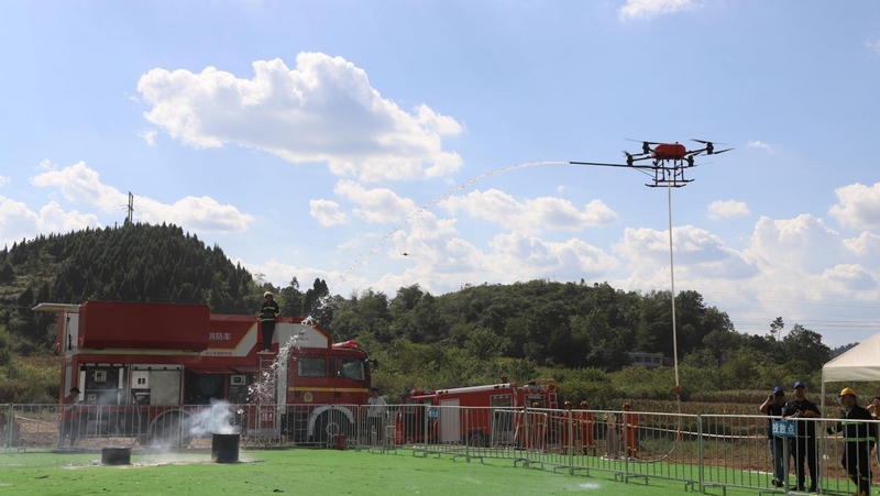 無人機滅火。陳祺攝