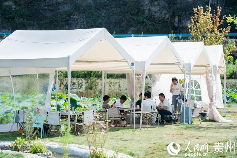 小河村露營基地內，游客盡情享受著閑暇假日時光。人民網 陽茜攝.jpg