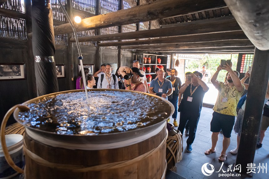嘉賓參觀醬酒古法釀造工藝。人民網記者 涂敏攝