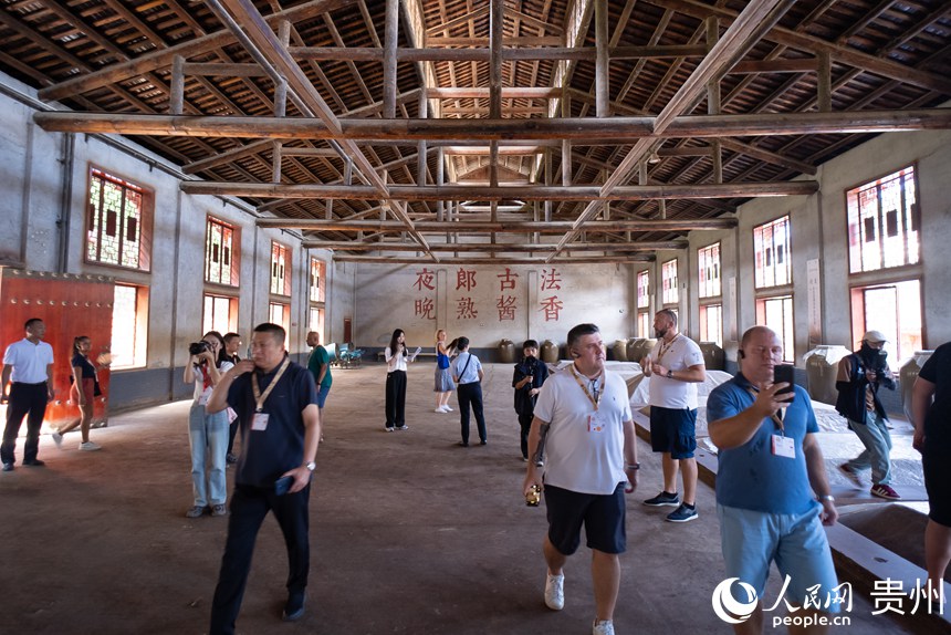 嘉賓參觀醬酒古法釀造工藝。人民網記者 涂敏攝
