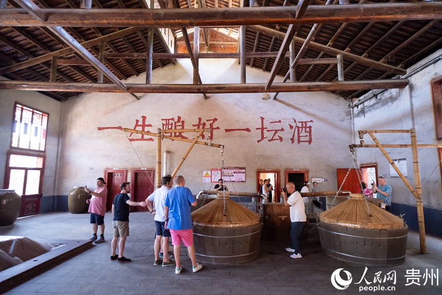 嘉賓參觀醬酒古法釀造工藝。人民網記者 涂敏攝