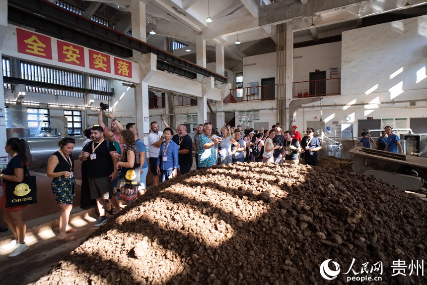 嘉賓參觀醬酒古法釀造工藝。人民網記者 涂敏攝