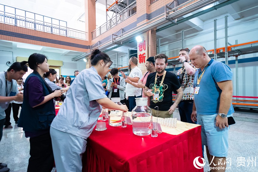 嘉賓品嘗仁懷醬香白酒。人民網記者 涂敏攝