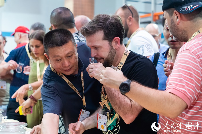 嘉賓品嘗仁懷醬香白酒。人民網記者 涂敏攝