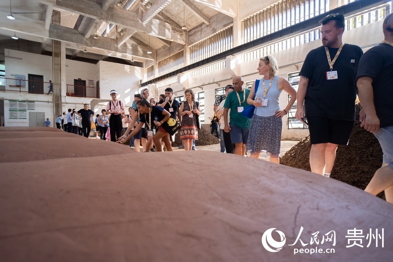 嘉賓游客參觀醬酒古法釀造工藝。 人民網記者 涂敏攝