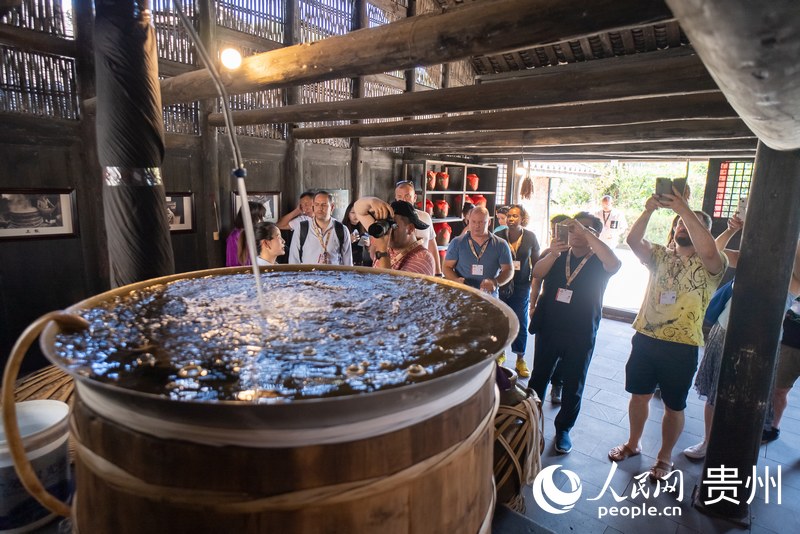 嘉賓游客參觀醬酒古法釀造工藝。人民網記者 涂敏攝