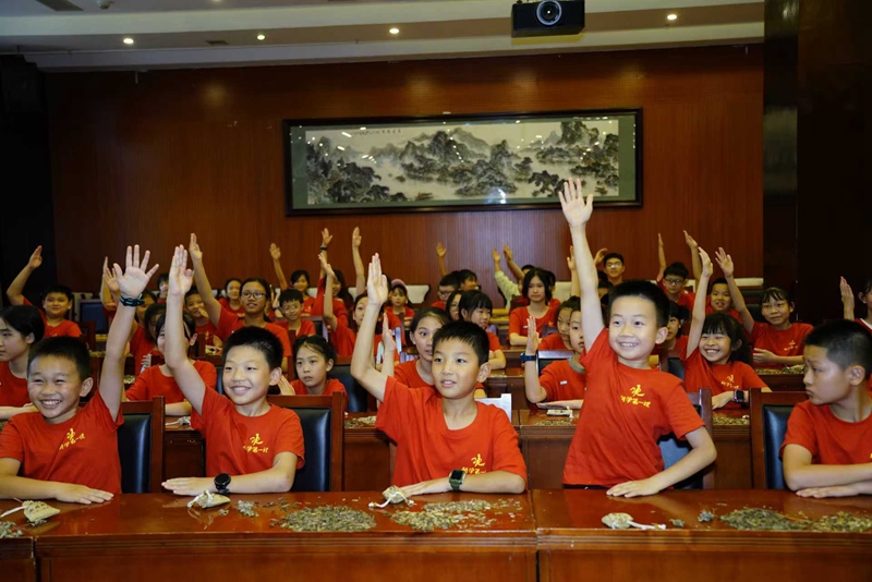 活動中，學生們踴躍舉手回答問題