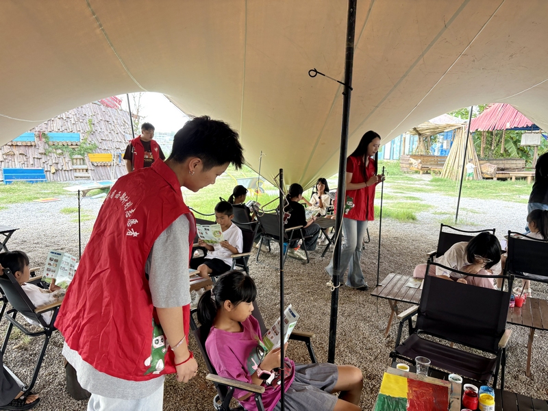 紅楓湖鎮右二村開展垃圾分類宣傳活動。張江隆 攝