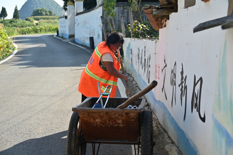 右七村環衛工人正在維護路面衛生。沈建華 攝