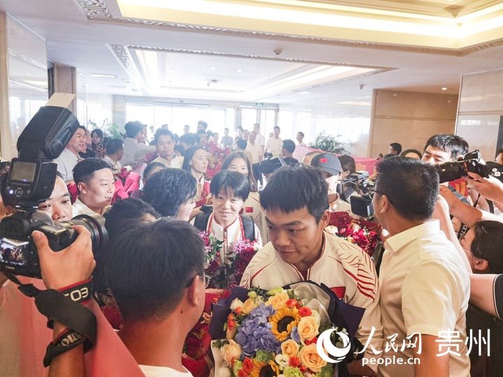 運動員們載譽歸來。人民網記者 王秀芳攝