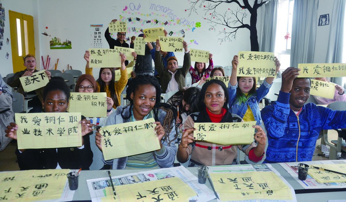 各國留學生在貴州省銅仁職業技術學院學漢語寫漢字