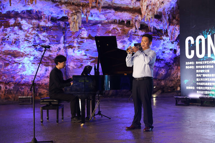 圖為演奏者深情演繹。潘婭攝