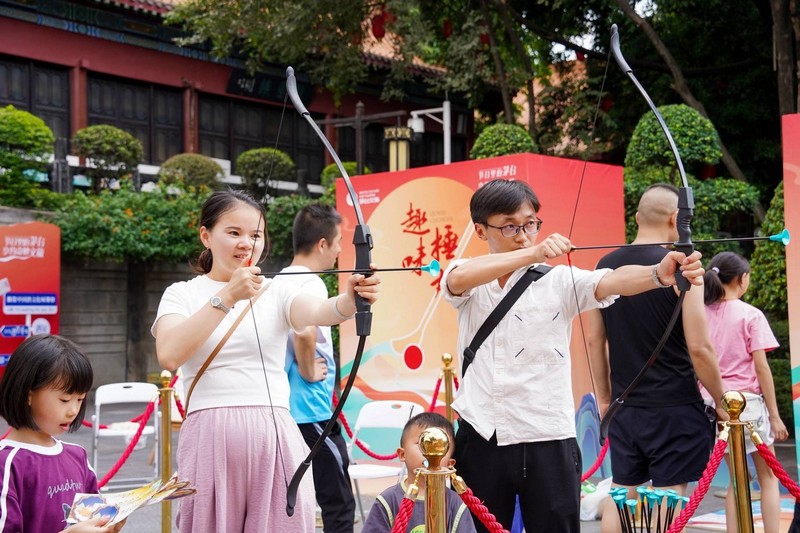 游客們在傳統游戲區體驗射箭項目.jpg