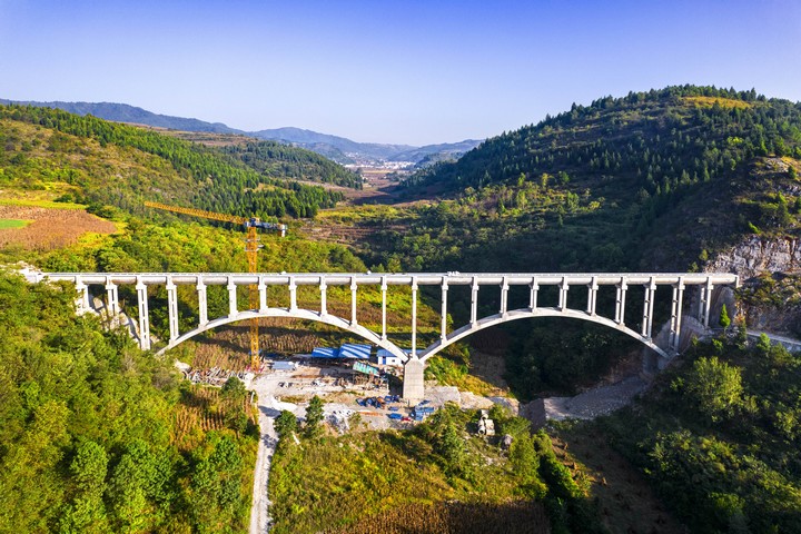 建設中的貴州夾巖水利樞紐工程畢節市黔西市境內橫跨兩山的拱橋渡槽。