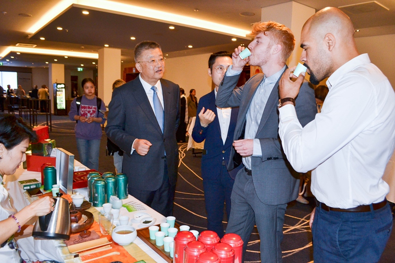 參會嘉賓品鑒貴州茶。貴州省互聯網信息辦公室供圖