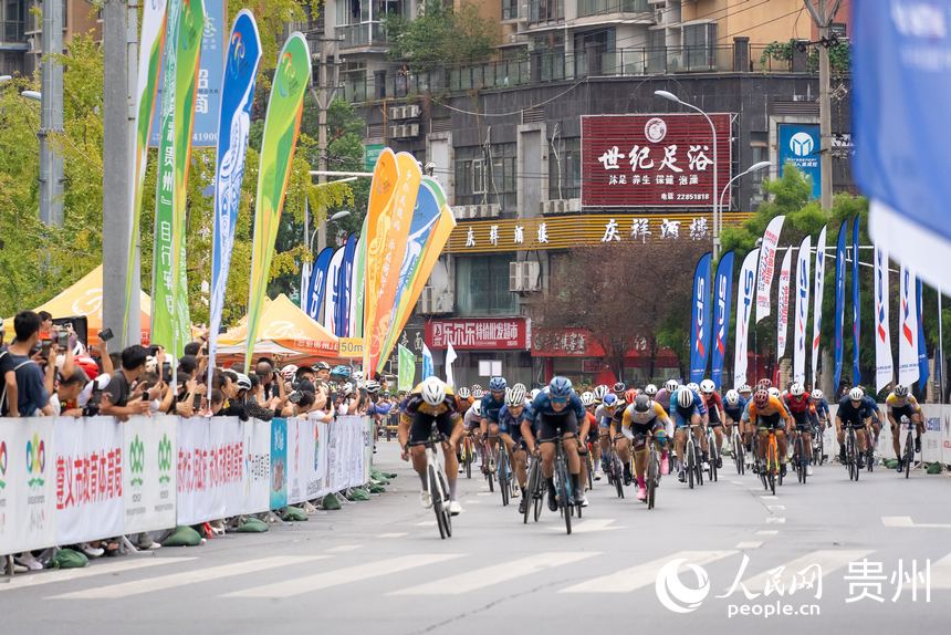 2024第八屆“多彩貴州”自行車聯賽（赤水站）比賽現場。人民網記者 涂敏攝