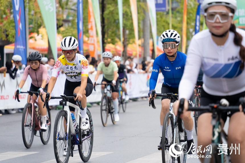 2024第八屆“多彩貴州”自行車聯賽（赤水站）比賽現場。人民網記者 涂敏攝