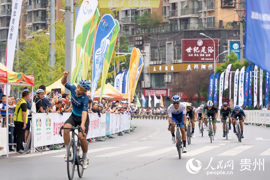 2024第八屆“多彩貴州”自行車聯賽（赤水站）比賽現場。人民網記者 涂敏攝