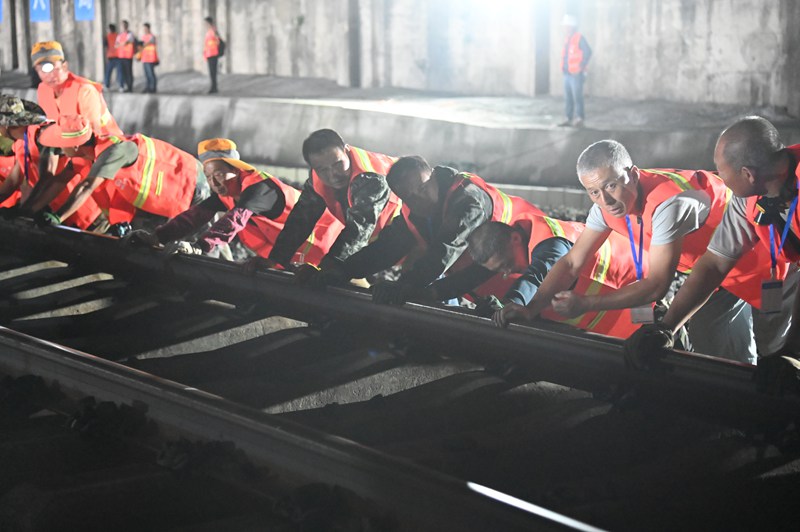 貴南高鐵引入貴陽樞紐插鋪施工現場。