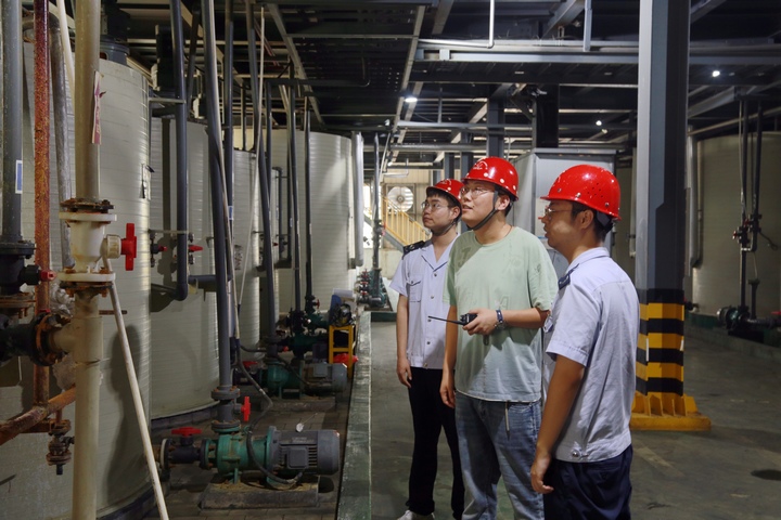 圖為：國家稅務總局貴州大龍經濟開發區稅務局“黨員稅管家”走進企業生產車間開展涉稅費輔導。銅仁稅務局供圖