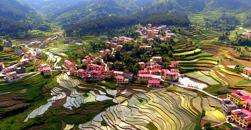 仁懷市X337三盆至坪營公路貫通高大坪鎮銀水村新農村。圖片由貴州省公路局提供