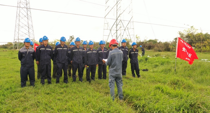  抗災復電黨旗飄。