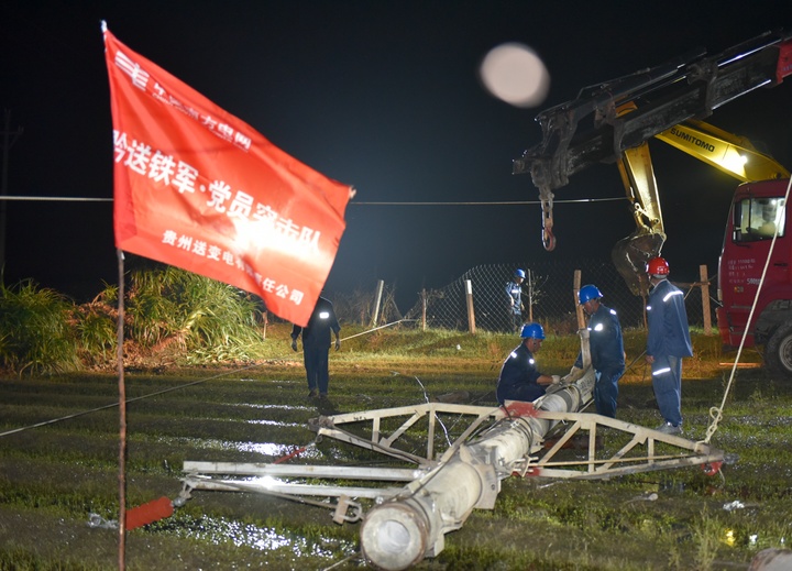 抗災復電黨旗飄。