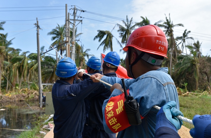 抗災復電黨旗飄。