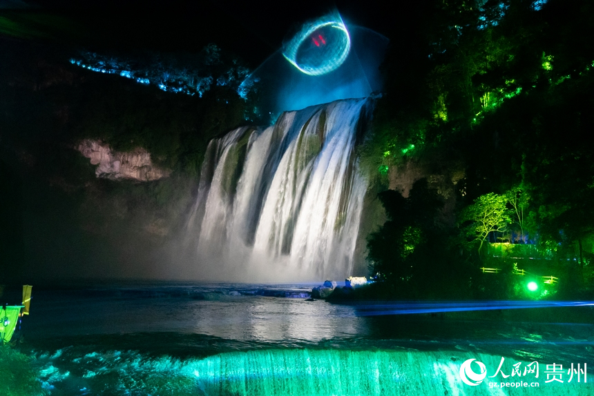 黃果樹瀑布夜景。人民網記者 涂敏攝