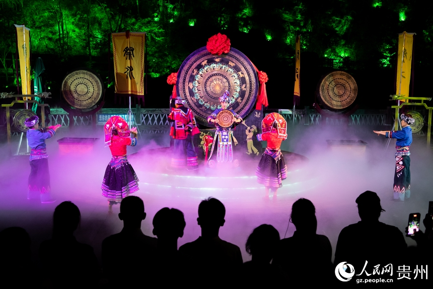 黃果樹景區內的民俗文化表演。人民網記者 涂敏攝