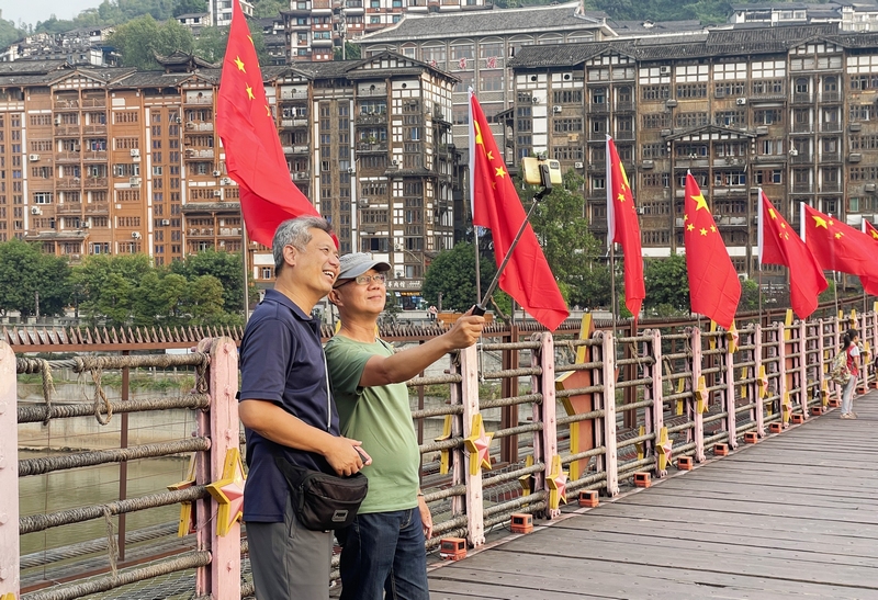 4、臺灣游客曾正義在橋上與友人合照。