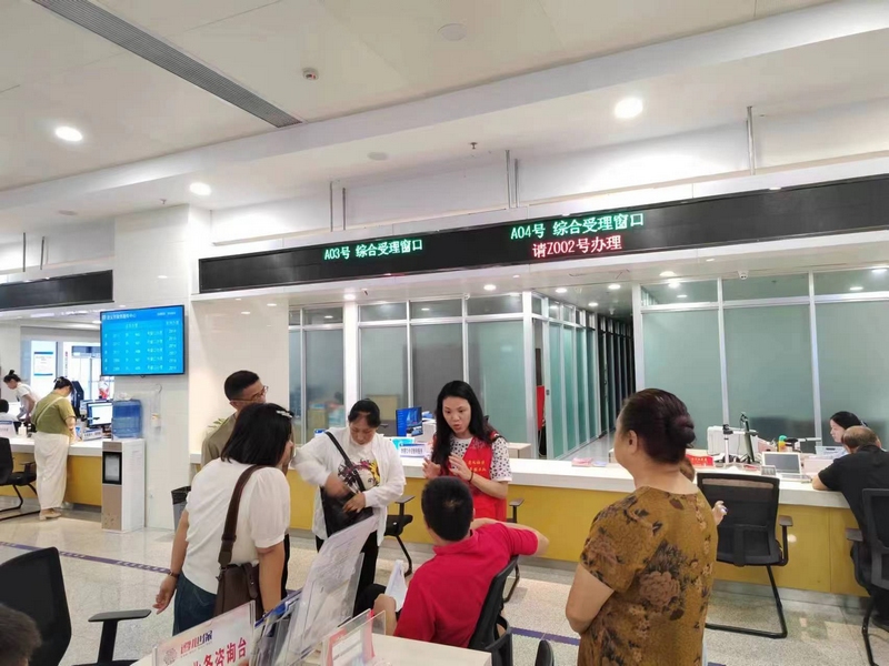 窗口前的“壩壩會” (1)