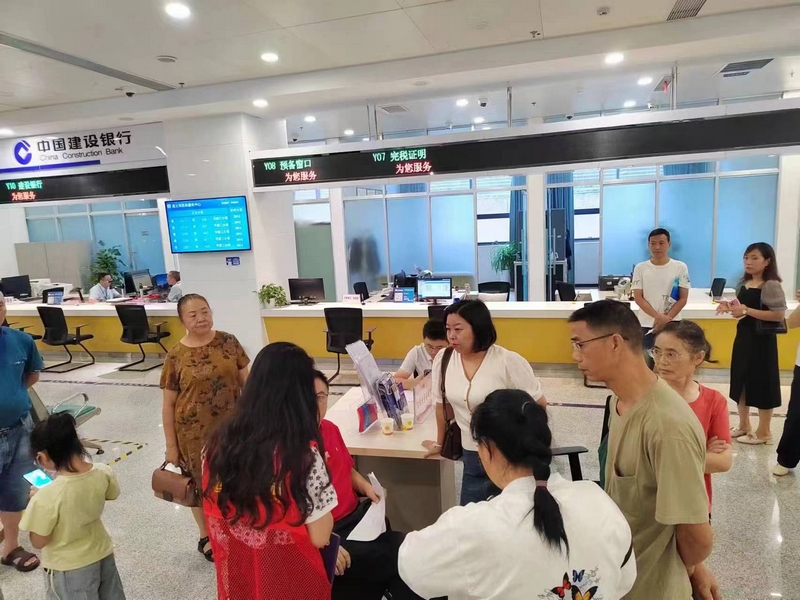 窗口前的“壩壩會”。