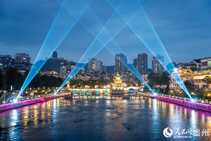 貴陽市甲秀樓景區的音樂激光秀。人民網記者 涂敏攝