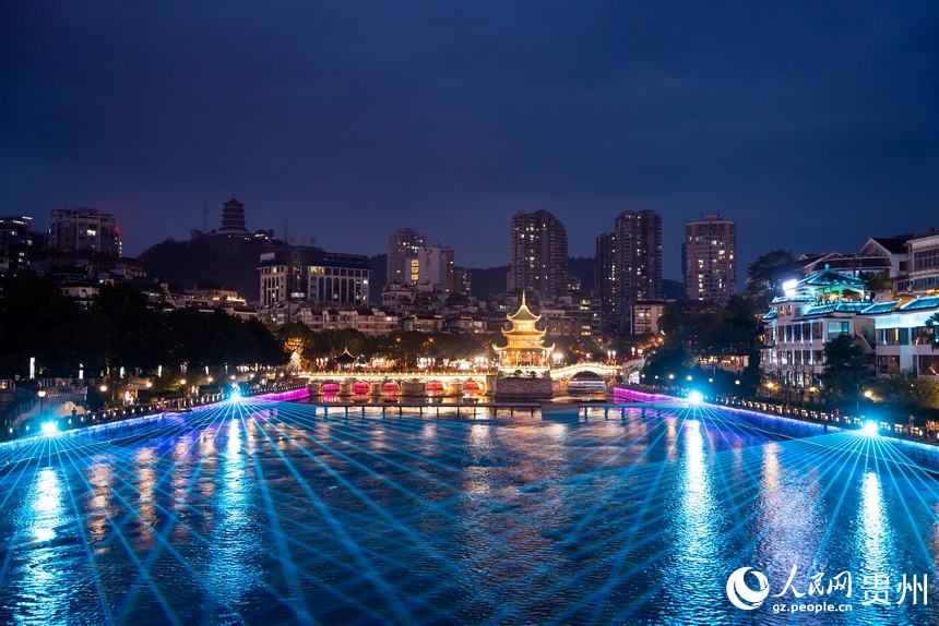 貴陽市甲秀樓景區的音樂激光秀。人民網記者 涂敏攝