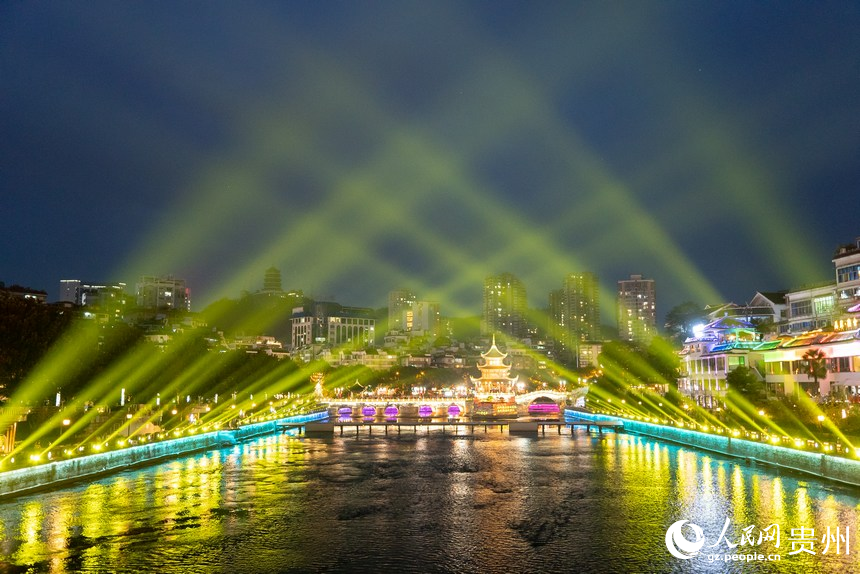 貴陽市甲秀樓景區的音樂激光秀。人民網記者 涂敏攝