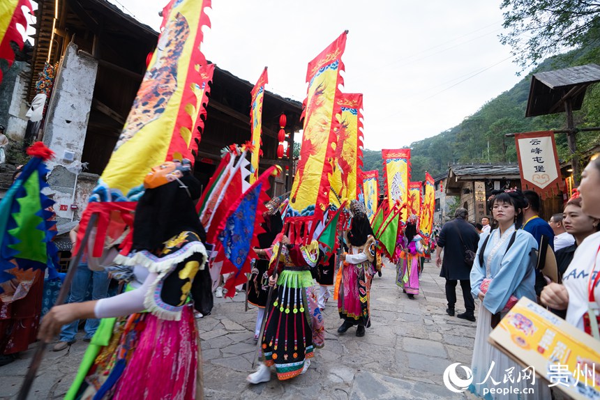 屯堡內的地戲表演。人民網記者 涂敏攝