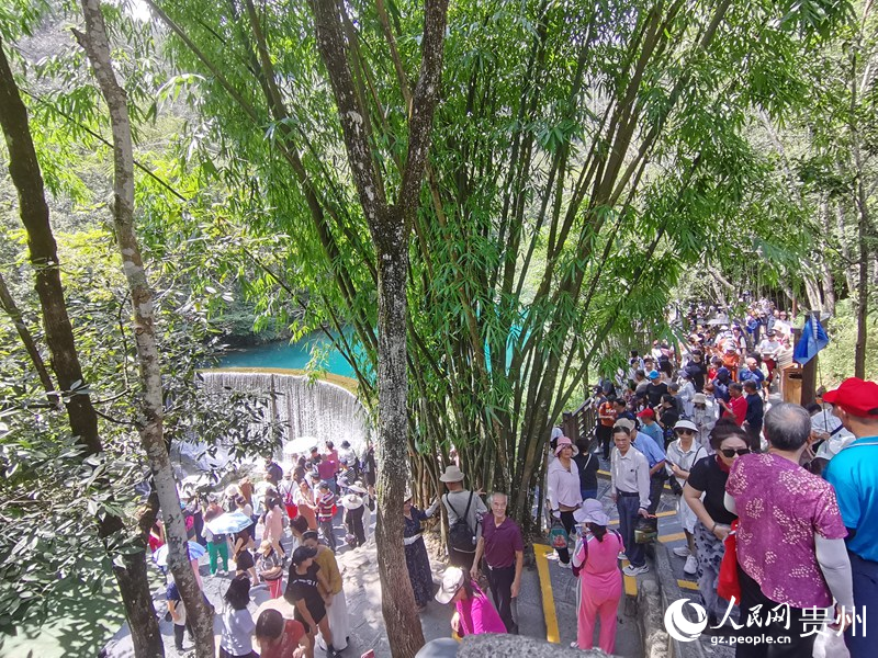 小七孔景區游人如織。人民網 黃小桃攝