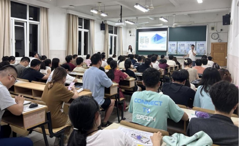 招聘宣講會上，畢業多年的校友分享在貴州磷化集團職業發展的親身體驗