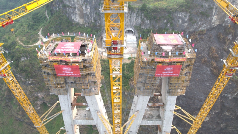 (2)封頂現場。 鄒義超 攝1