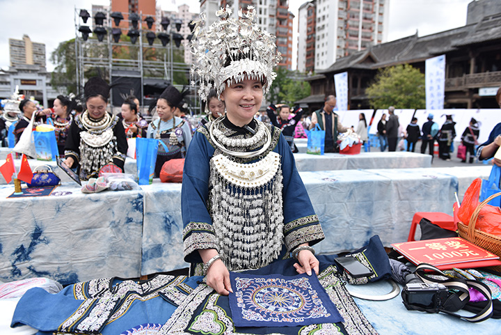 獲得刺繡類一等獎的韋小愿介紹馬尾繡作品。