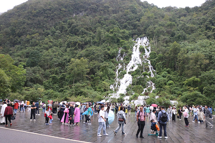 翠谷瀑布景點游人如織。