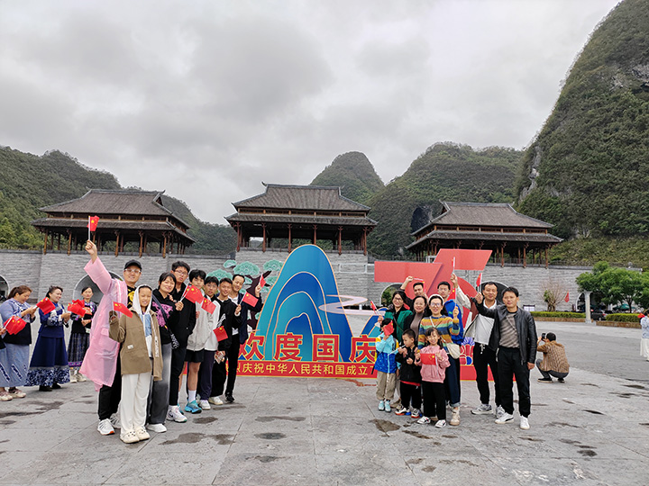 游客們用別樣的方式向祖國表白。