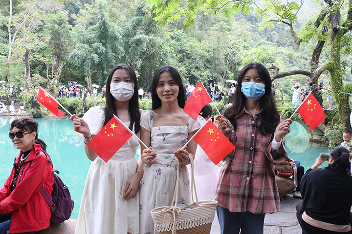 游客拍照打卡留念。