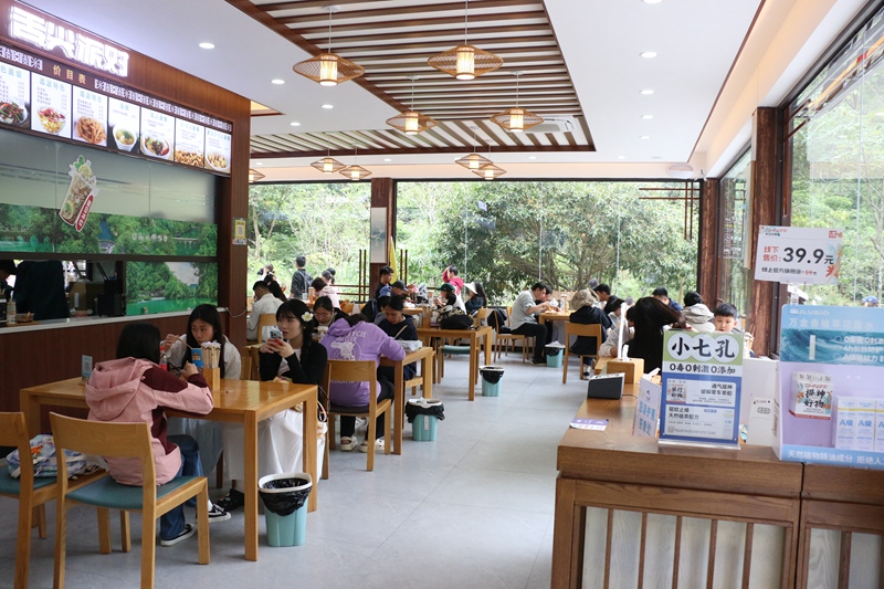 游客在服務站和美食驛站補充能量。