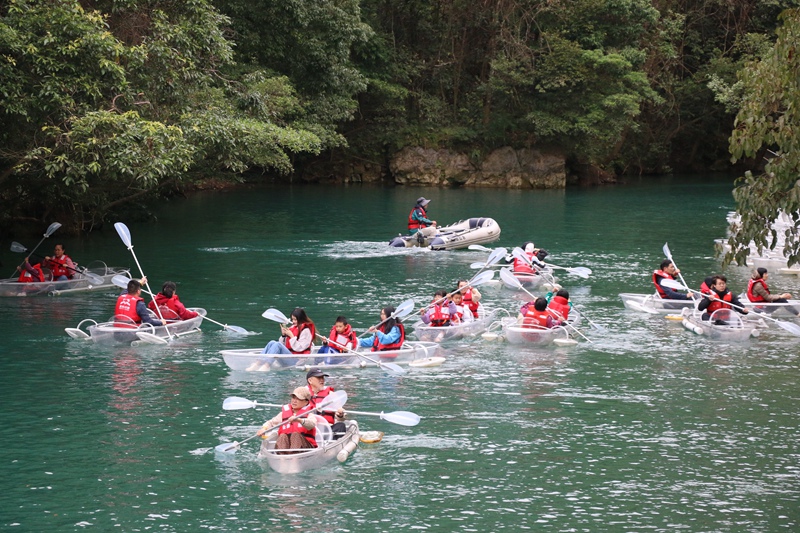 游客在體驗鴛鴦湖玻璃船項目。