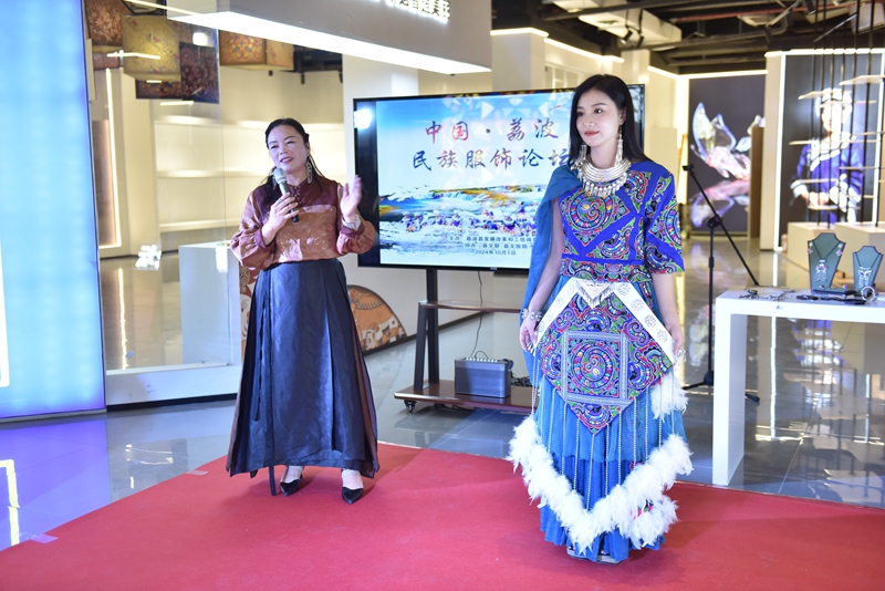 服裝展播。